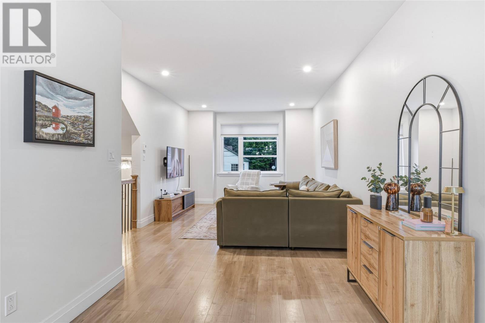 72 Bennett Avenue, photo 11 of 40