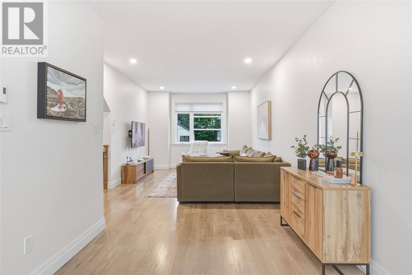 72 Bennett Avenue, photo 12 of 40