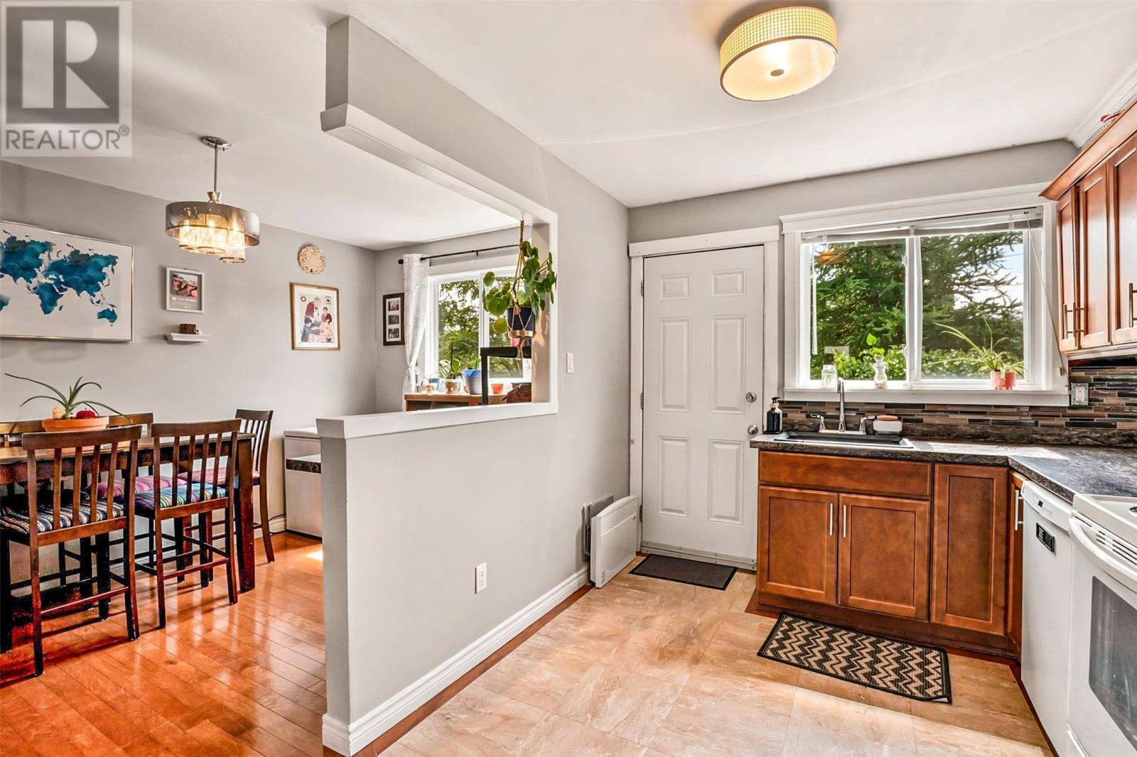 24 Nascopie Crescent, photo 3 of 17