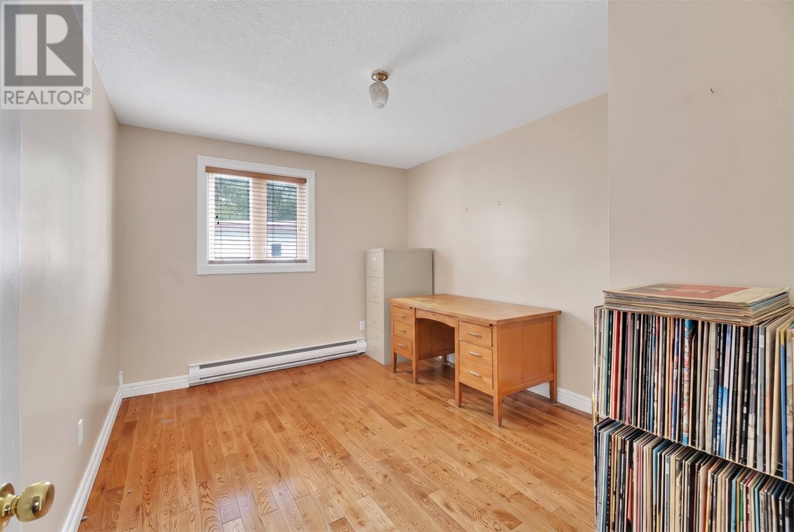 26 Lloyd Crescent, photo 13 of 37