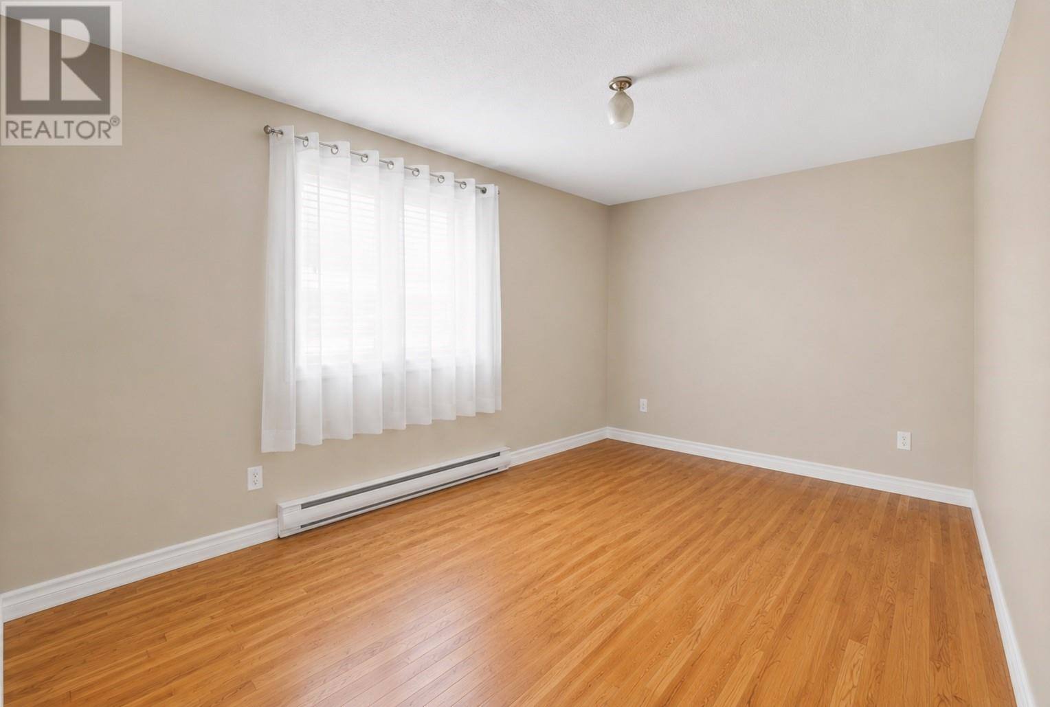 26 Lloyd Crescent, photo 14 of 37