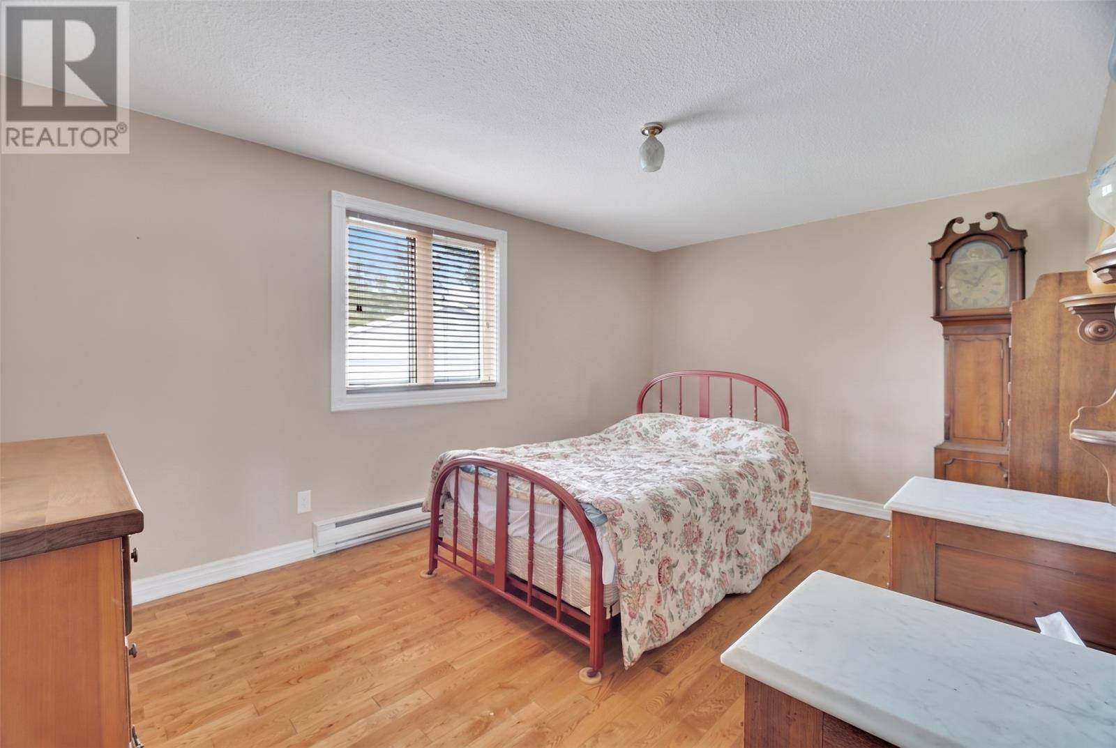 26 Lloyd Crescent, photo 15 of 37