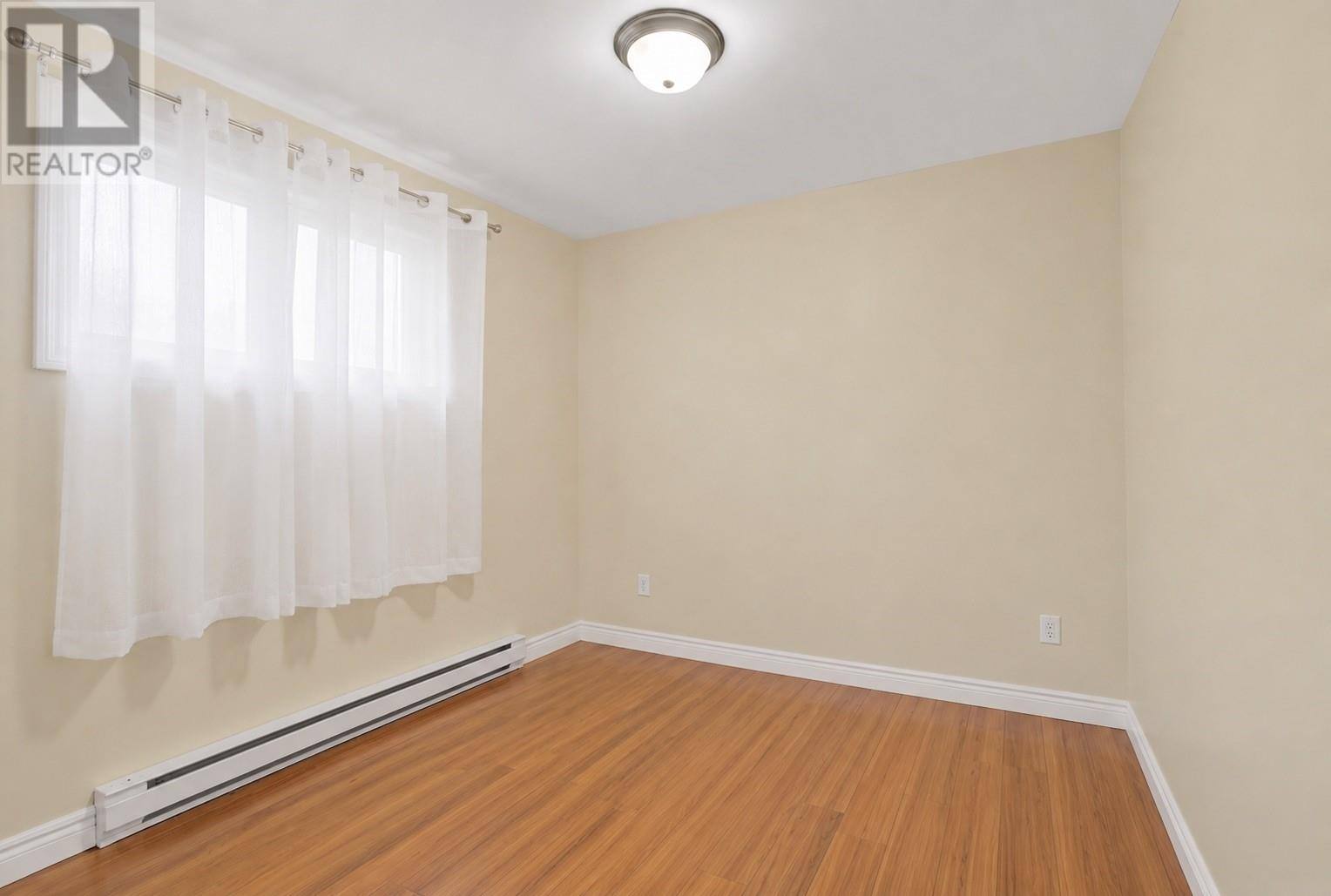 26 Lloyd Crescent, photo 20 of 37