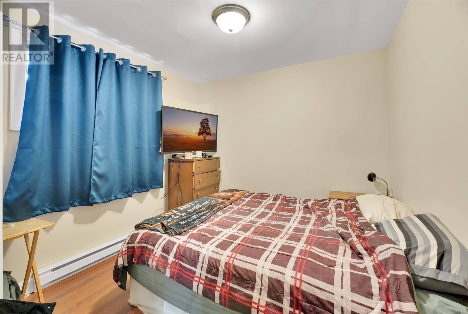 26 Lloyd Crescent, photo 21 of 37