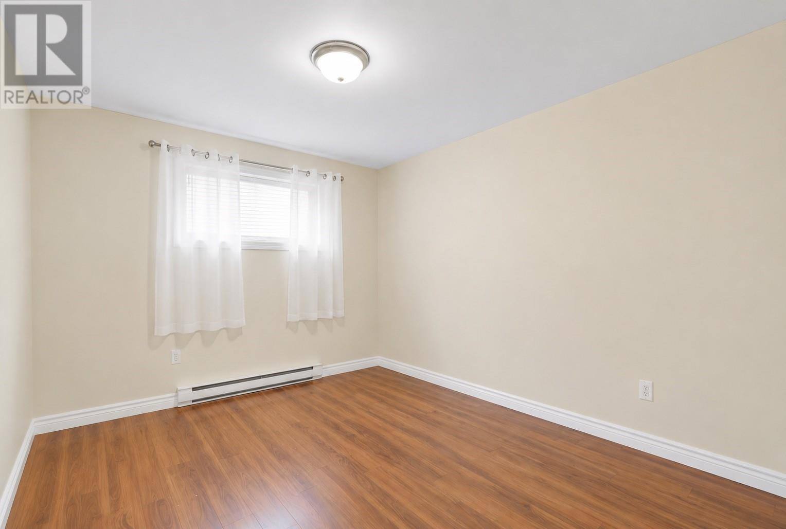 26 Lloyd Crescent, photo 22 of 37