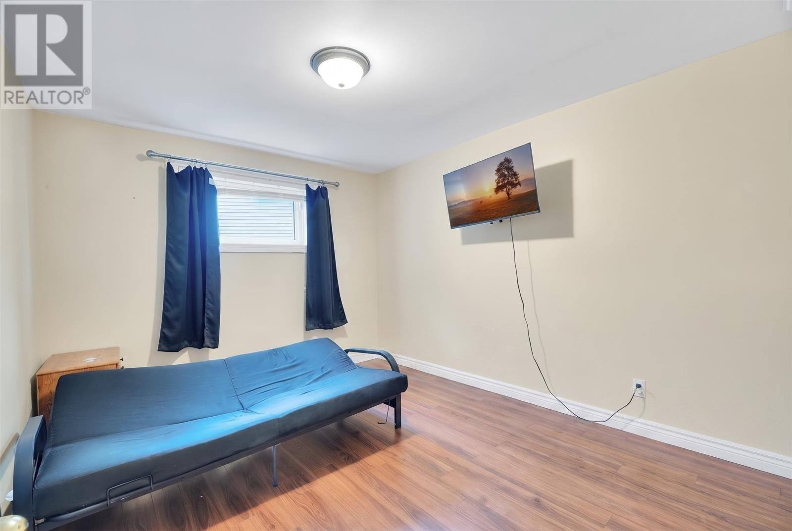 26 Lloyd Crescent, photo 23 of 37