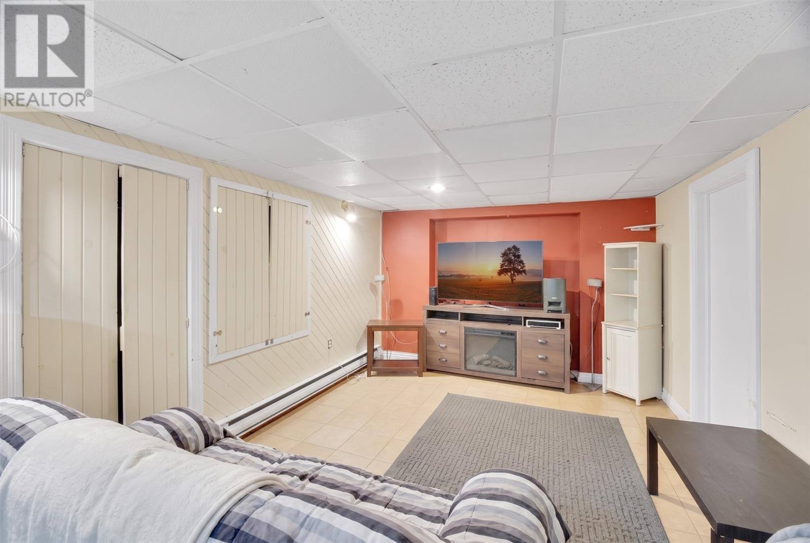 26 Lloyd Crescent, photo 29 of 37