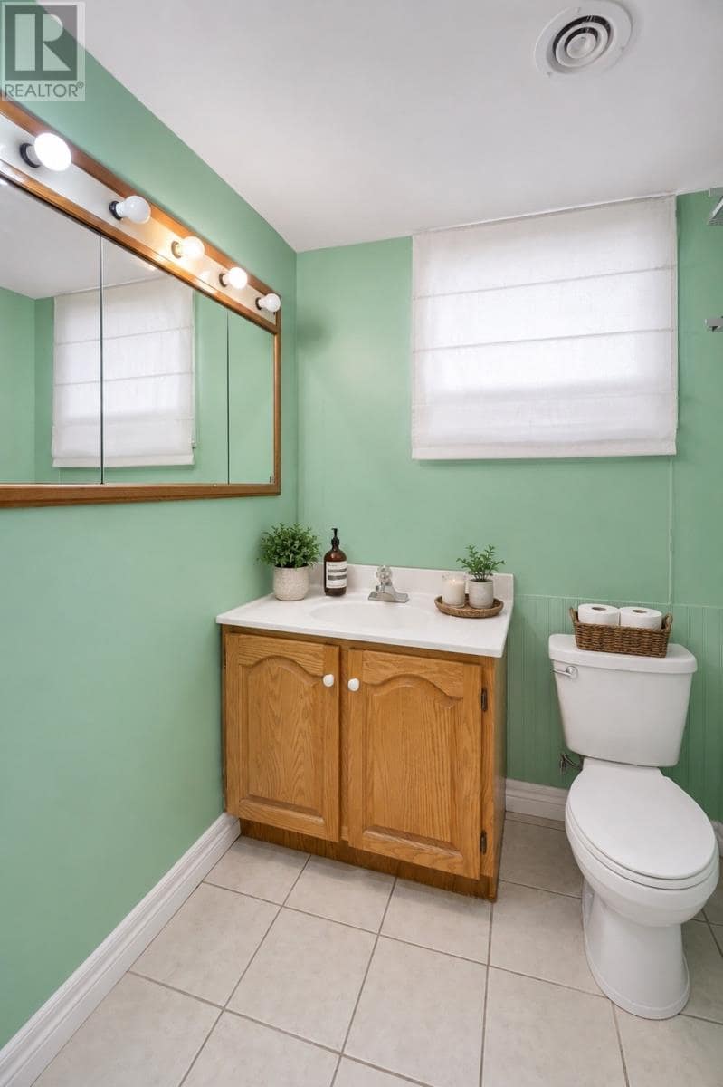 26 Lloyd Crescent, photo 32 of 37