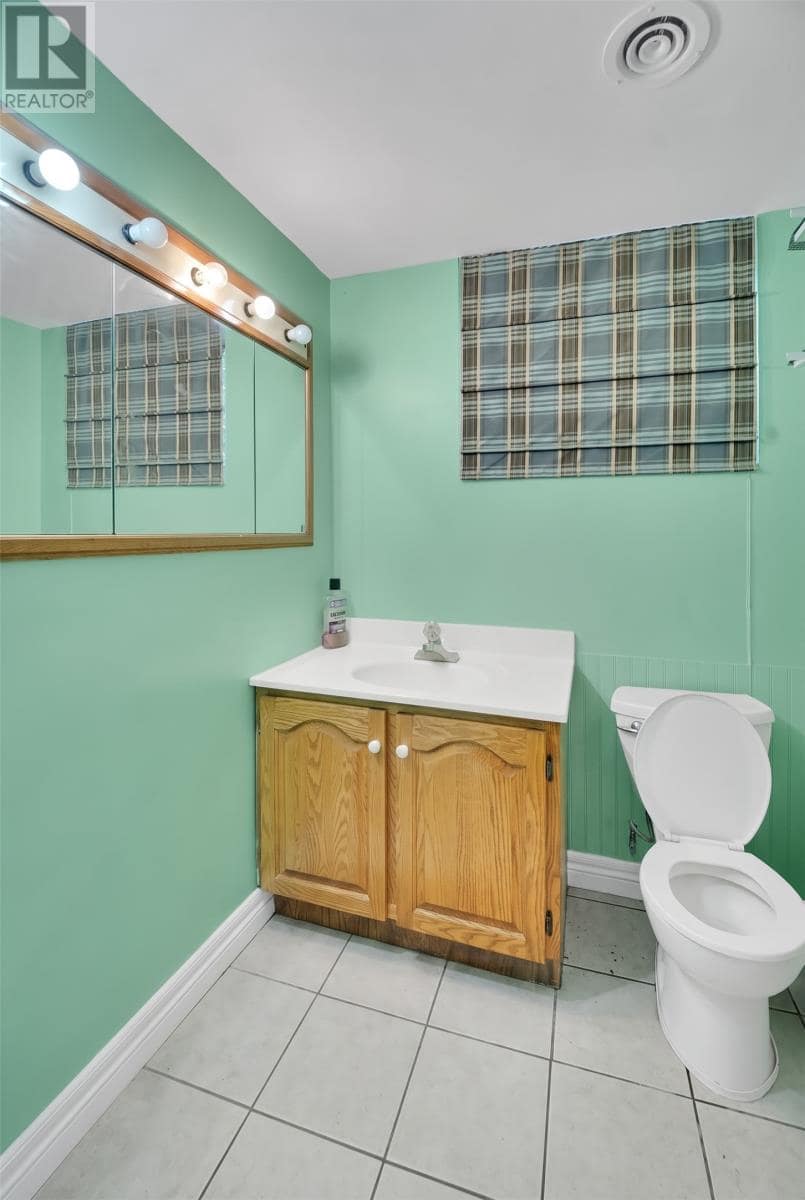 26 Lloyd Crescent, photo 33 of 37