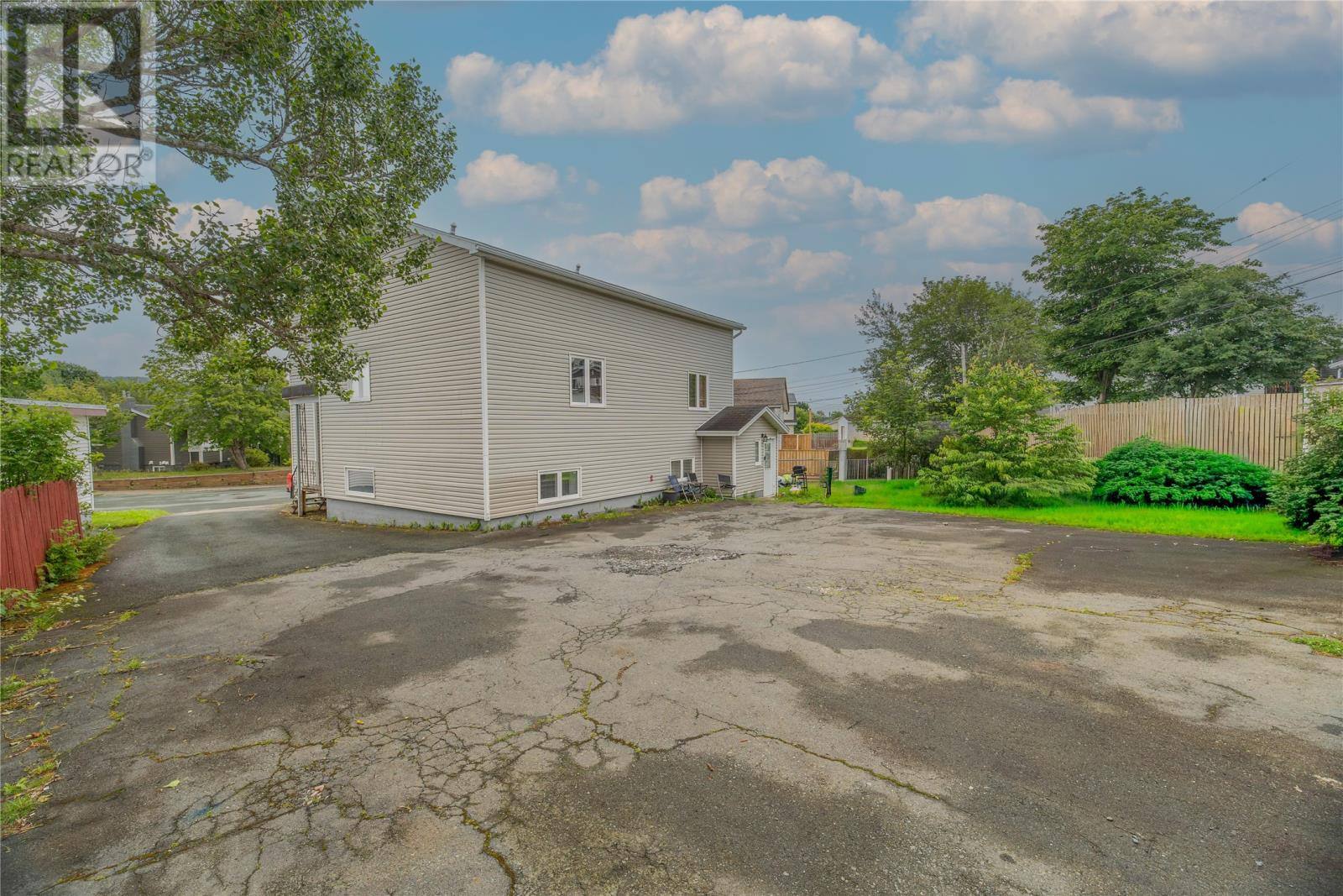 26 Lloyd Crescent, photo 4 of 37