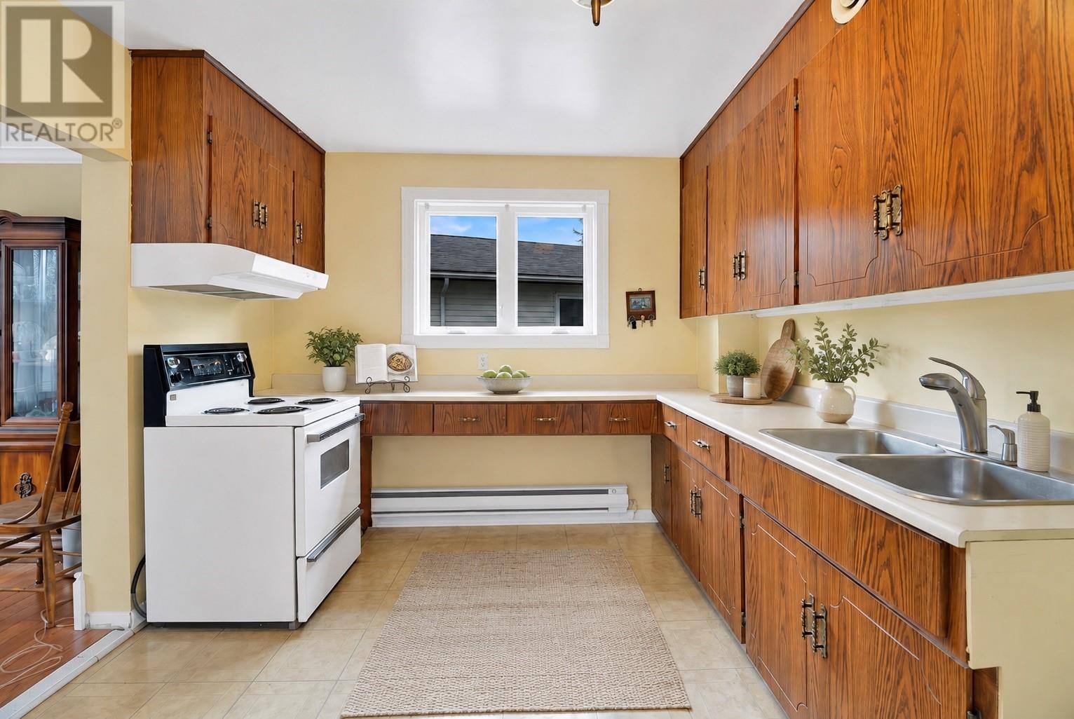 26 Lloyd Crescent, photo 6 of 37