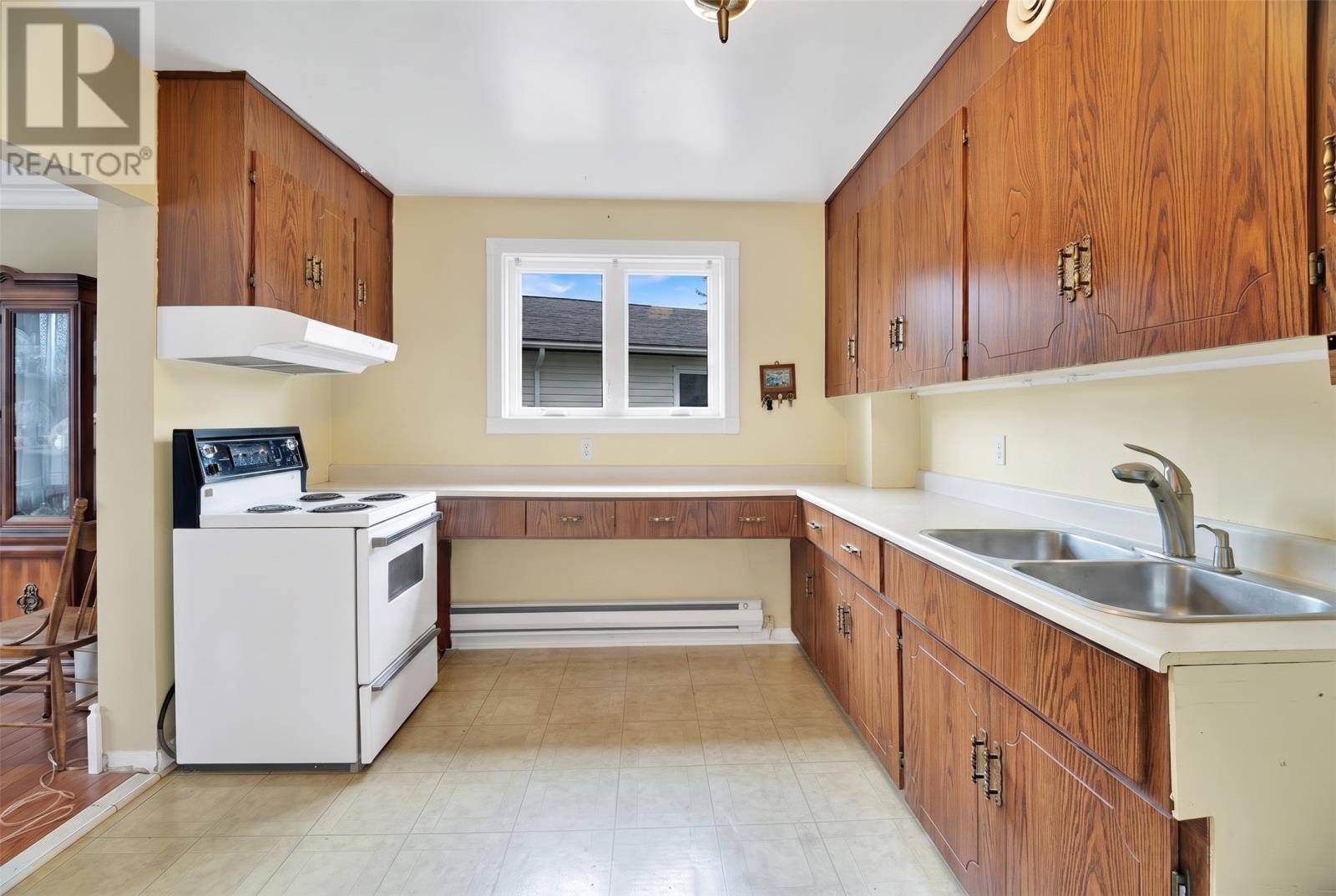 26 Lloyd Crescent, photo 7 of 37