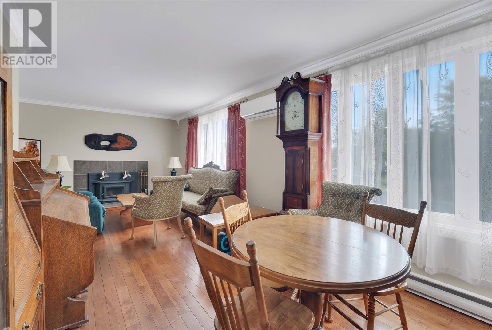 26 Lloyd Crescent, photo 9 of 37