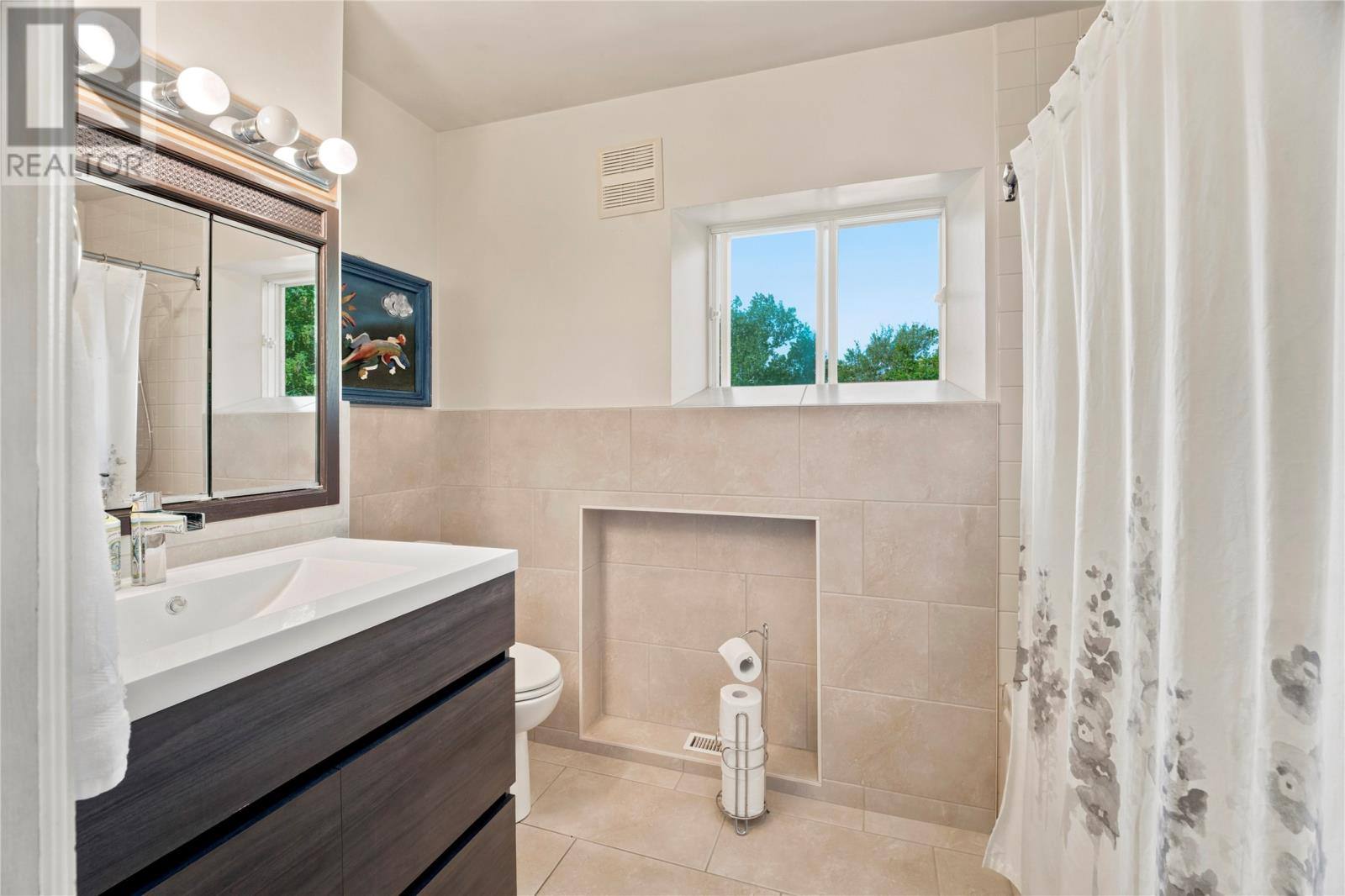 42 Empire Avenue, photo 18 of 47
