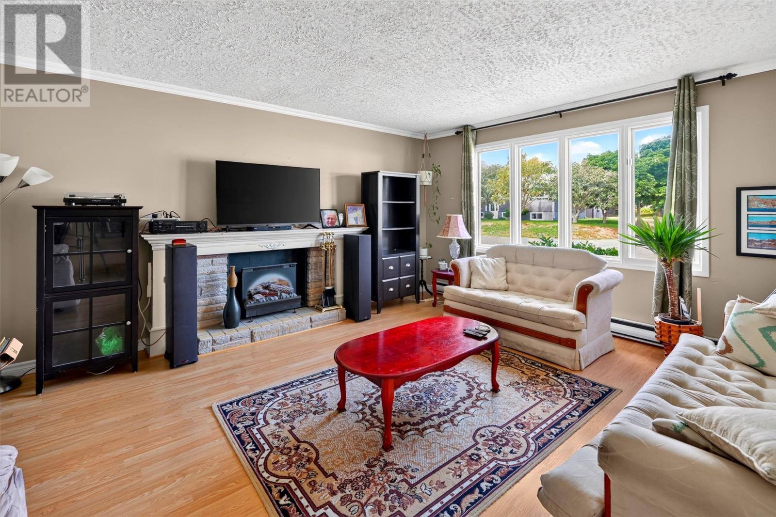 211 Canada Drive, photo 16 of 41