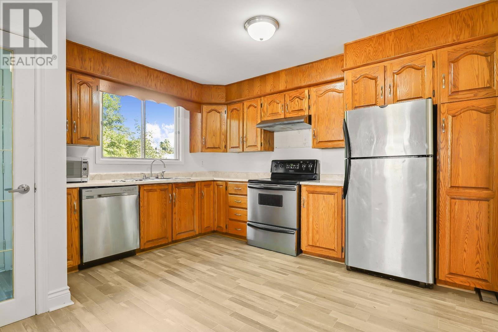 51 Fox Avenue, photo 10 of 27