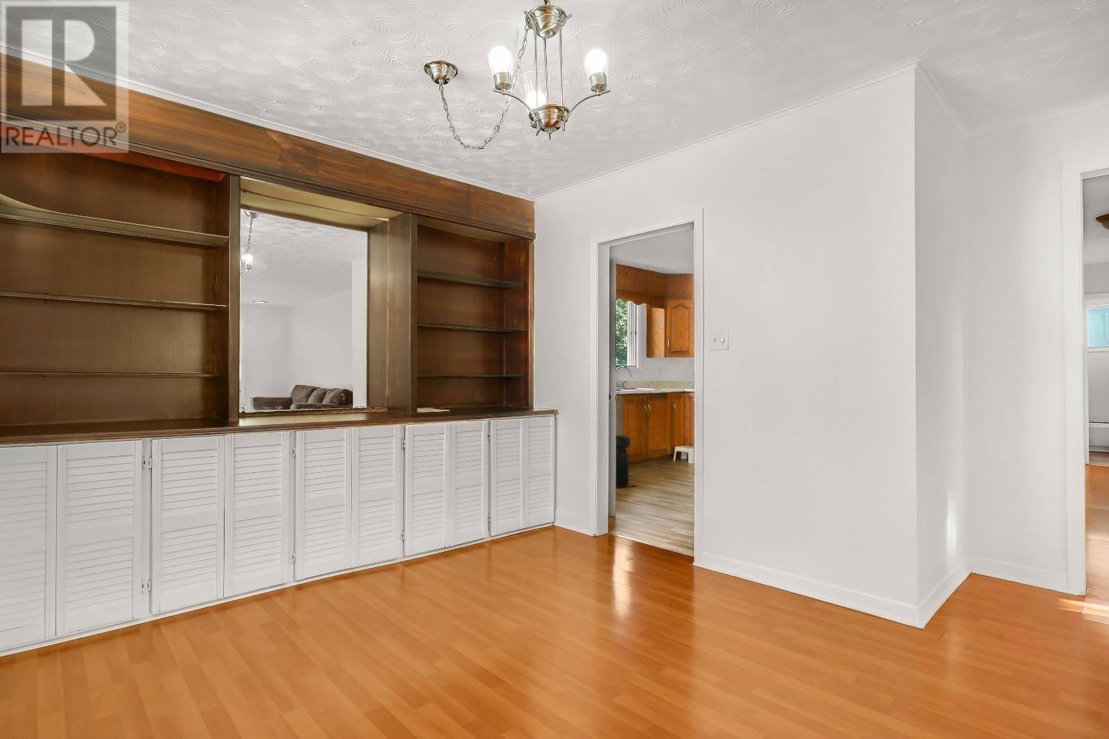 51 Fox Avenue, photo 8 of 27