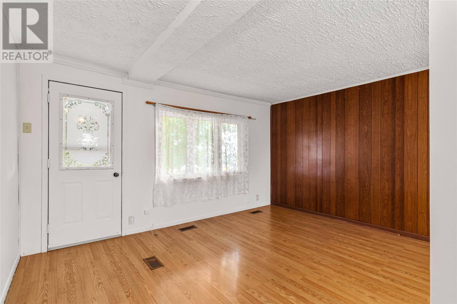464 Empire Avenue, photo 3 of 22