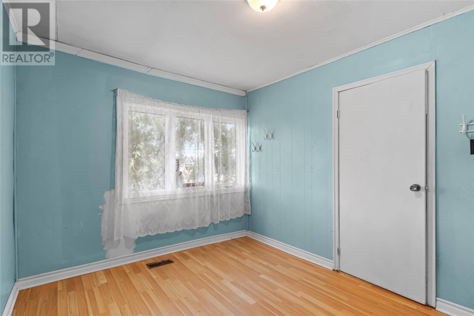 464 Empire Avenue, photo 6 of 22