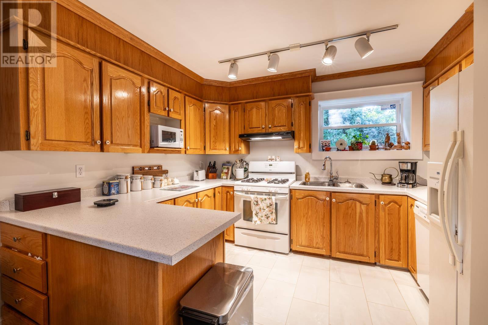 184 Forest Road, photo 10 of 27