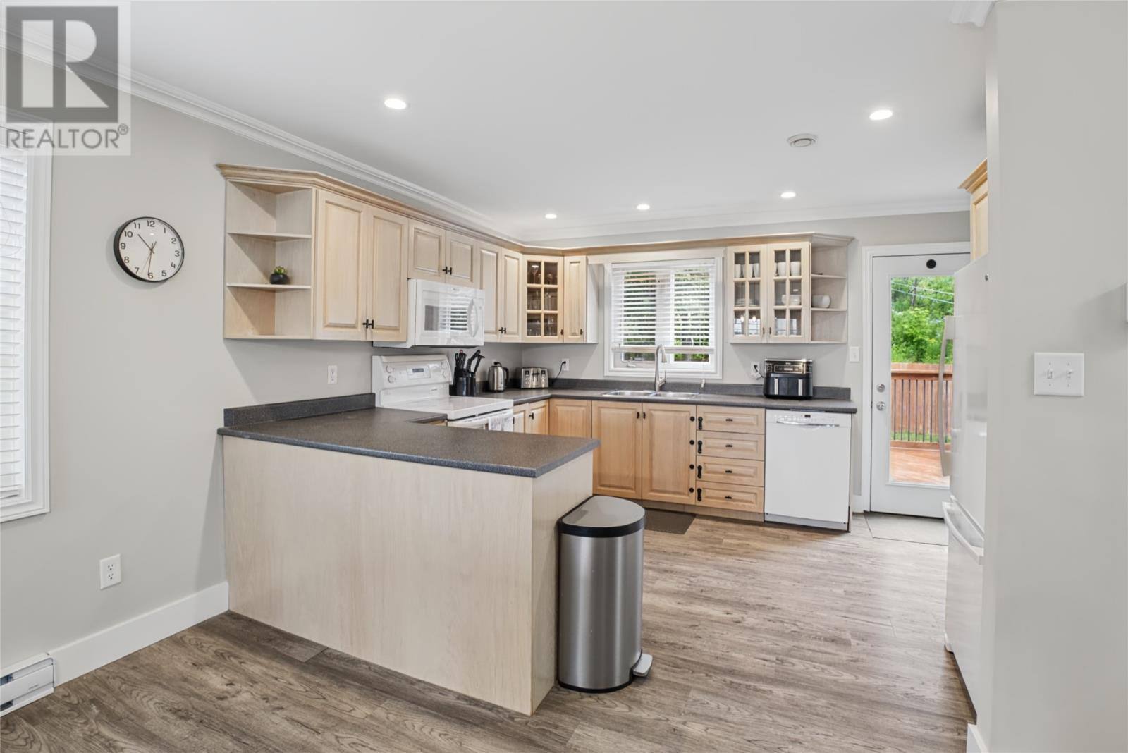161 Lanark Drive, photo 11 of 39