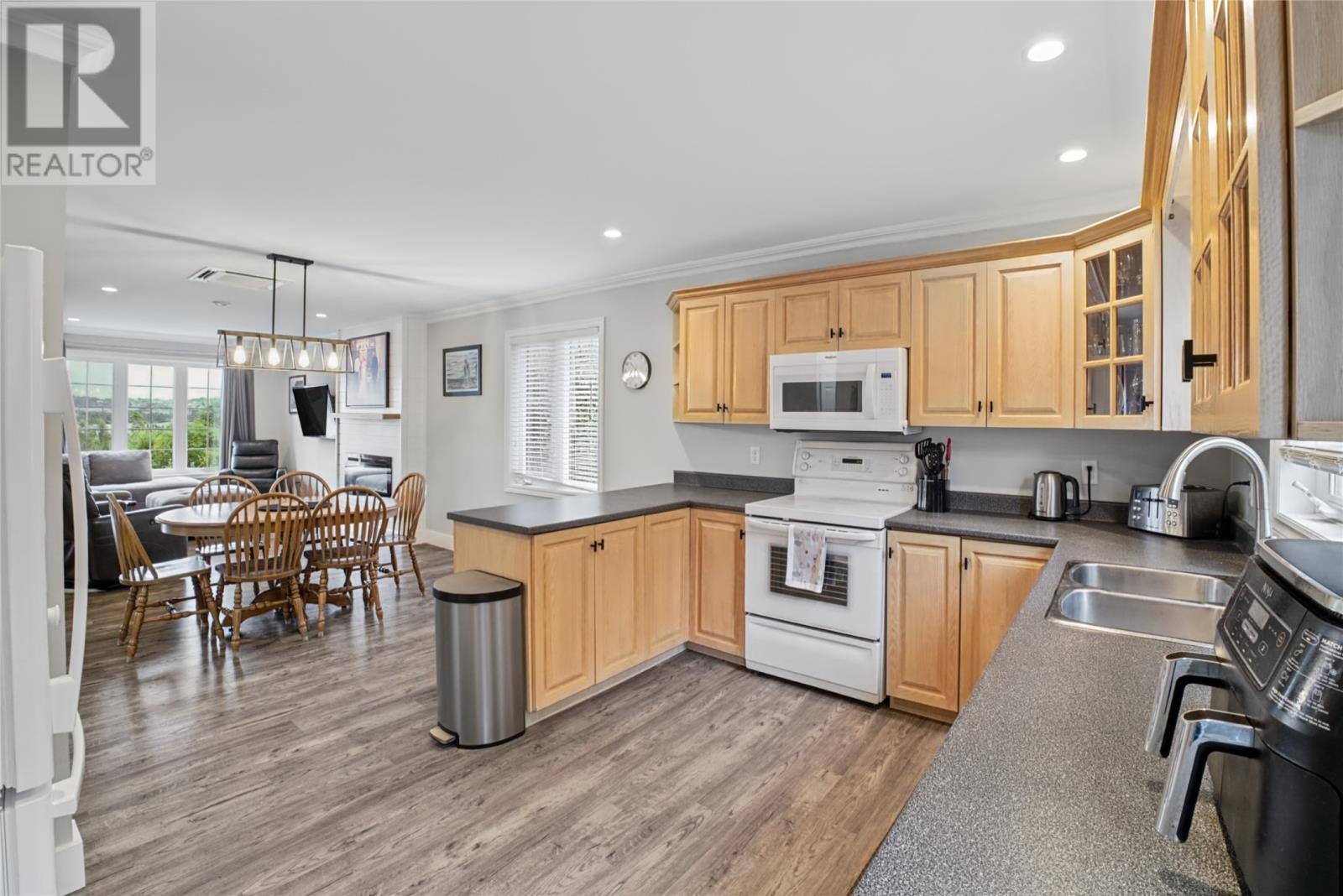 161 Lanark Drive, photo 13 of 39
