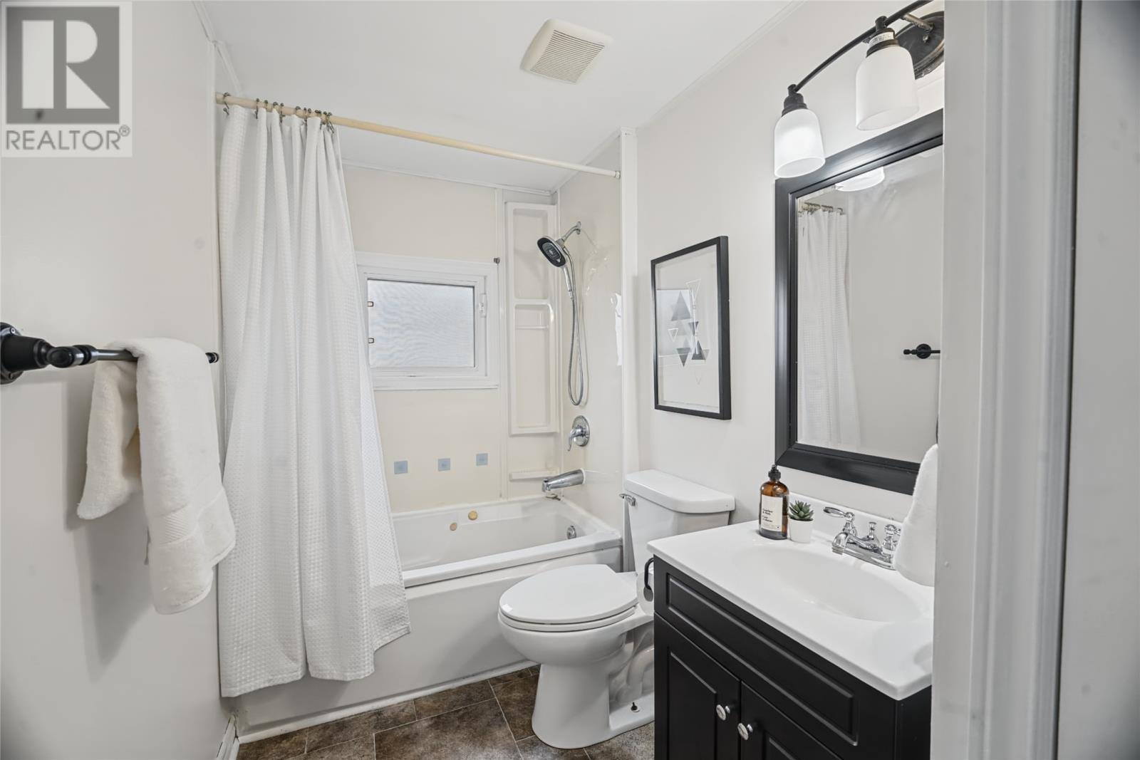 14 Ashgrove Drive, photo 13 of 21