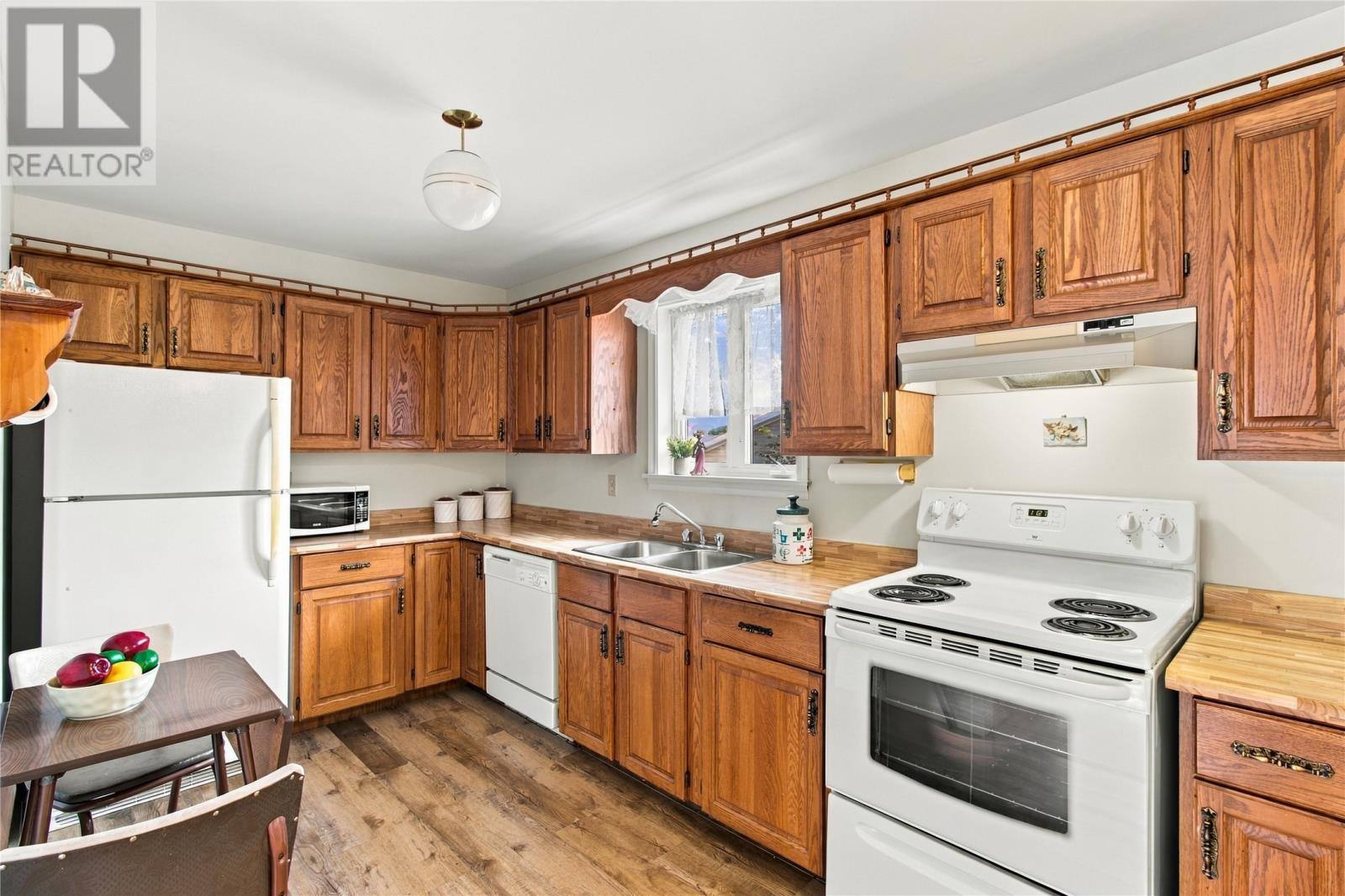 87 Guzzwell Drive, photo 7 of 37
