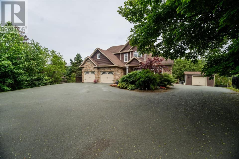 8 Carriage Lane, photo 2 of 50