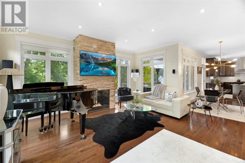 8 Carriage Lane, photo 7 of 50