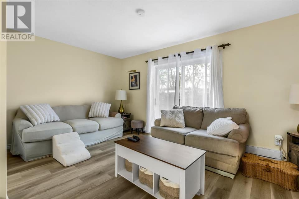 191 Cumberland Crescent, photo 6 of 30