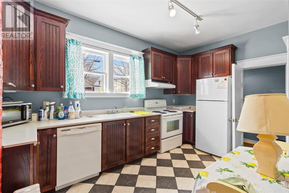 8 Glenridge Crescent, photo 13 of 24