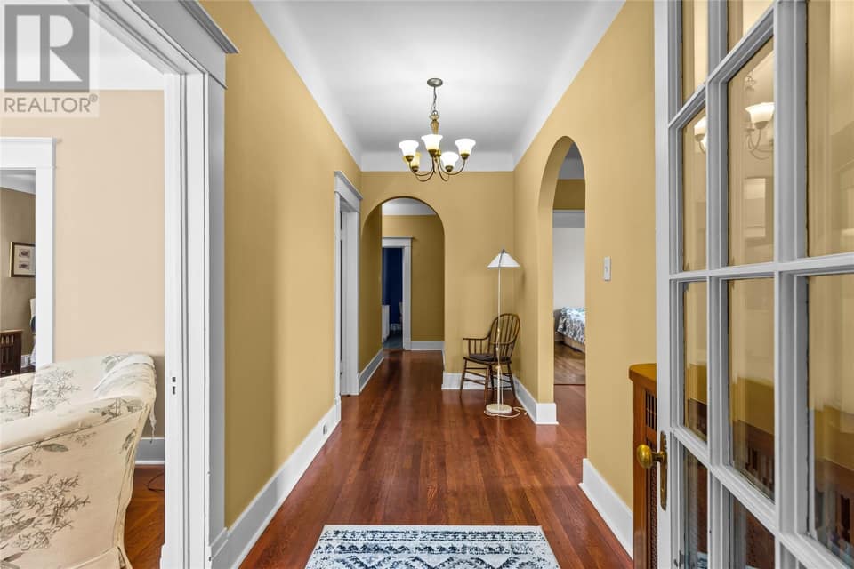 8 Glenridge Crescent, photo 6 of 24