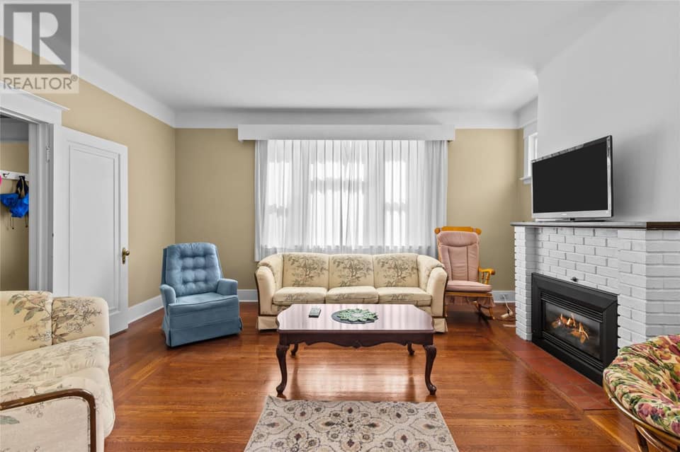 8 Glenridge Crescent, photo 8 of 24