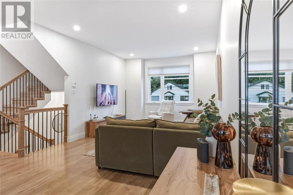 72 Bennett Avenue, photo 5 of 40