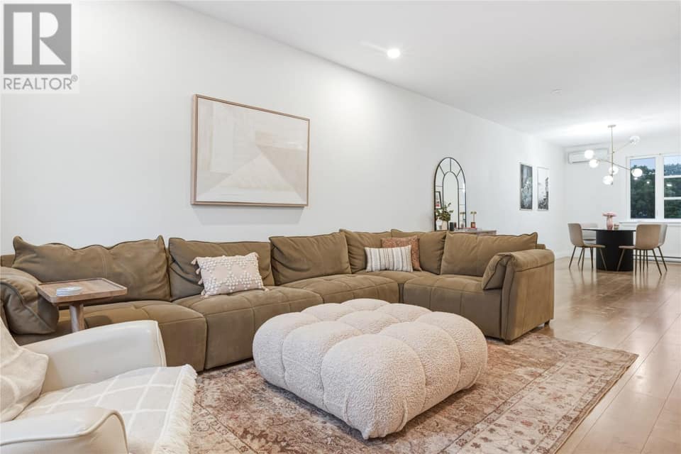 72 Bennett Avenue, photo 7 of 40