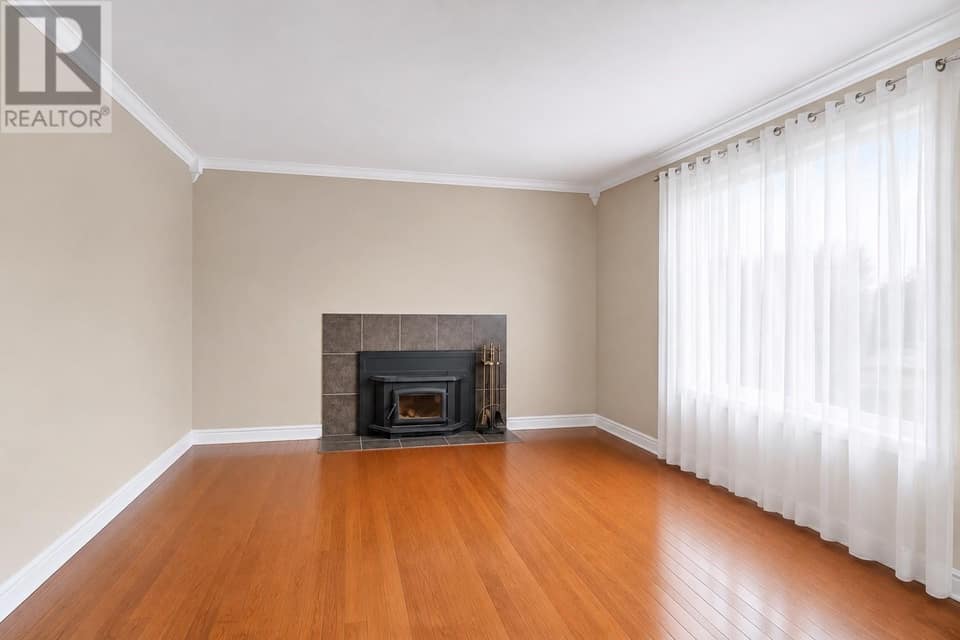 26 Lloyd Crescent, photo 10 of 37