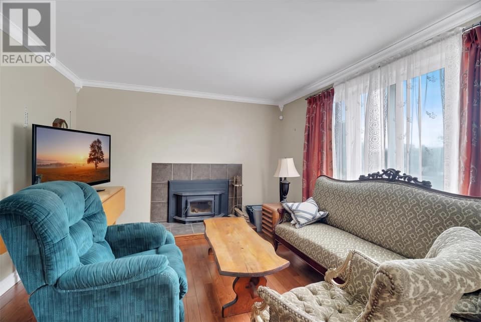 26 Lloyd Crescent, photo 11 of 37