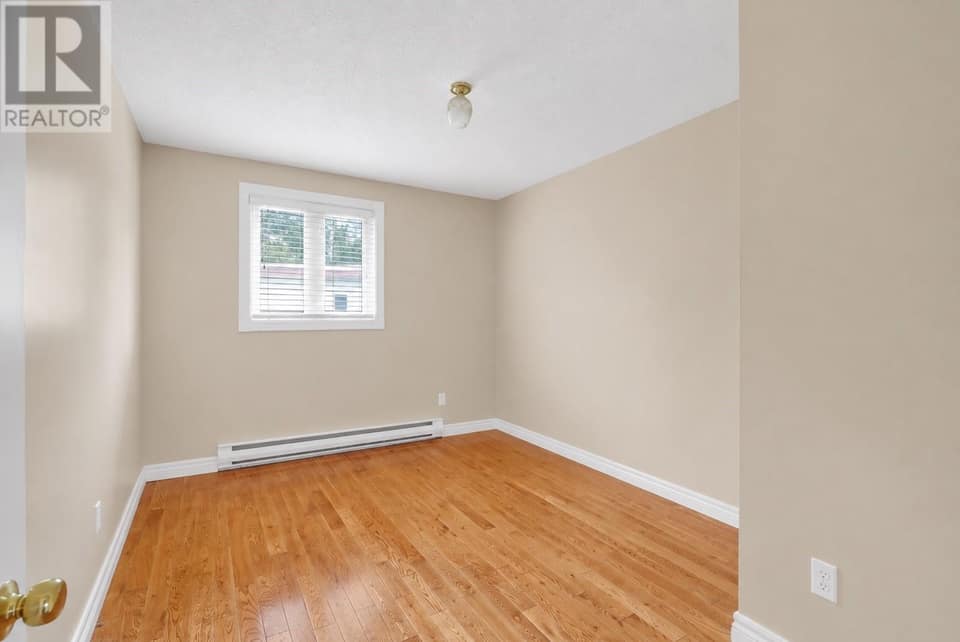 26 Lloyd Crescent, photo 12 of 37