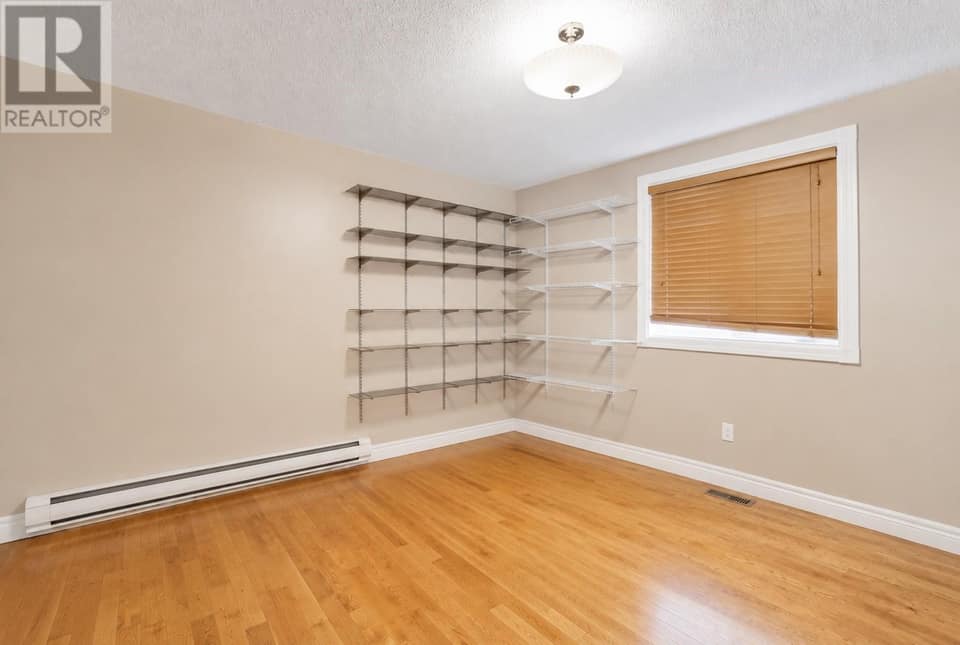 26 Lloyd Crescent, photo 16 of 37