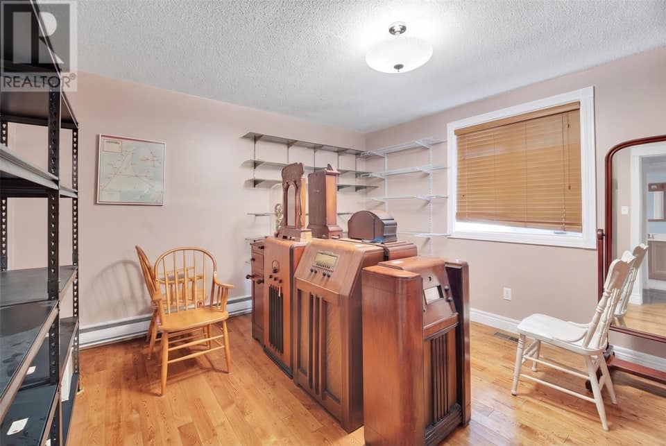 26 Lloyd Crescent, photo 17 of 37