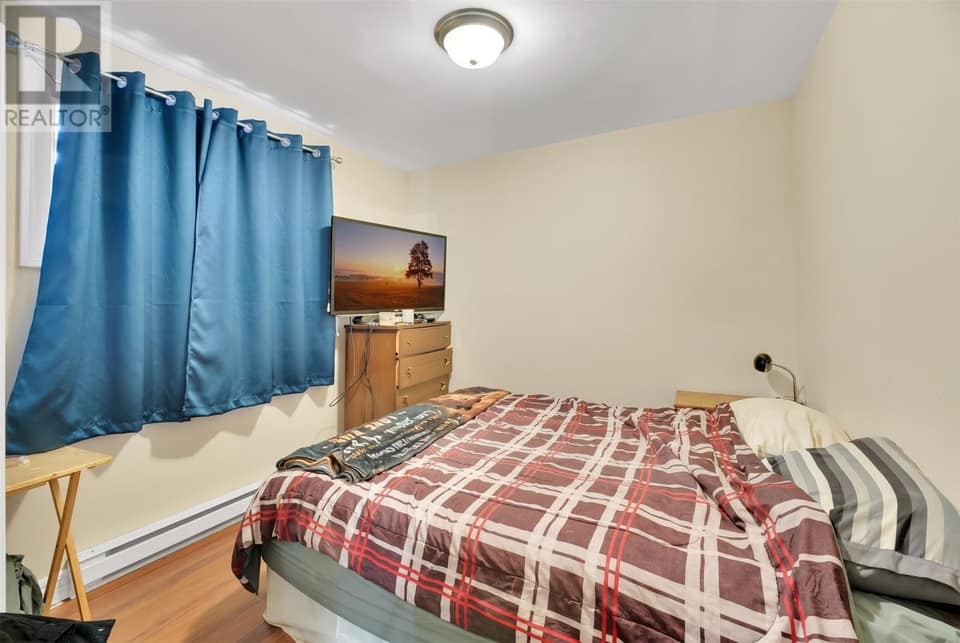 26 Lloyd Crescent, photo 21 of 37