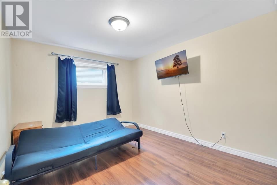 26 Lloyd Crescent, photo 23 of 37