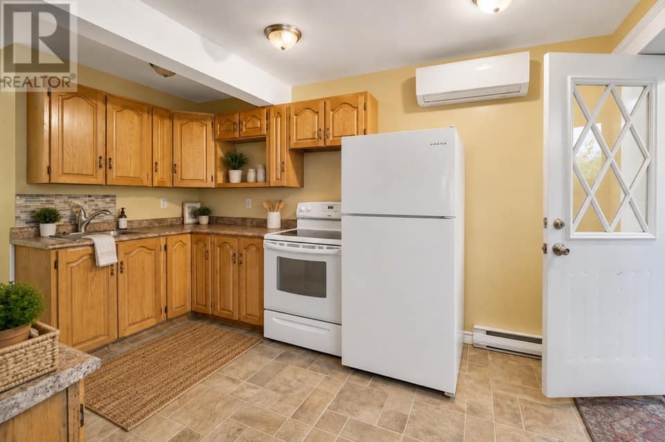 26 Lloyd Crescent, photo 24 of 37