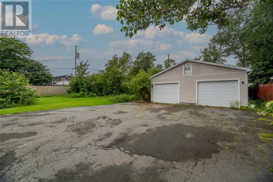 26 Lloyd Crescent, photo 5 of 37