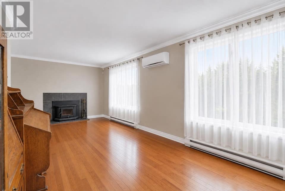 26 Lloyd Crescent, photo 8 of 37