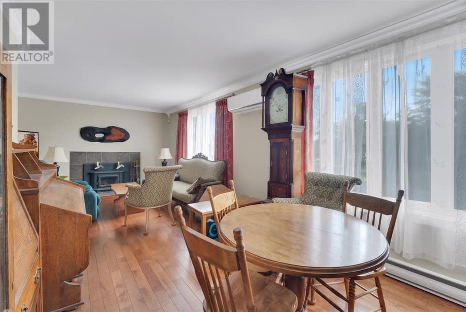 26 Lloyd Crescent, photo 9 of 37