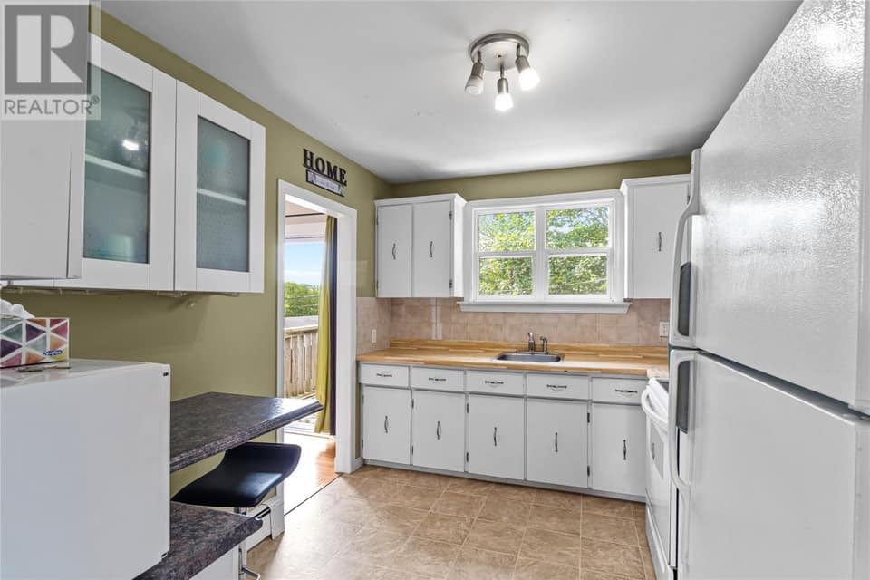 22 Holbrook Avenue, photo 3 of 20