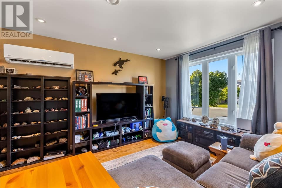 100 Canterbury Drive, photo 15 of 35