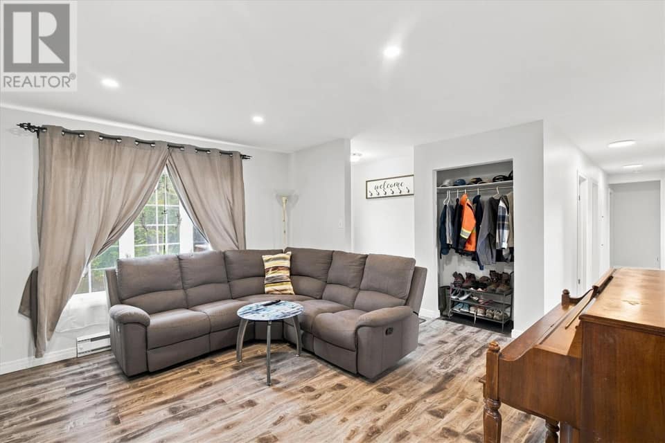 531 St. Thomas Line, photo 3 of 26
